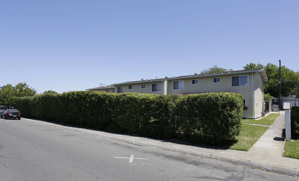 660-690 Lincoln Rd E in Vallejo, CA - Building Photo