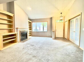 12022 Vermillion St NE in Blaine, MN - Foto de edificio - Building Photo