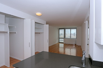 4545 Center Blvd in Long Island City, NY - Building Photo - Building Photo