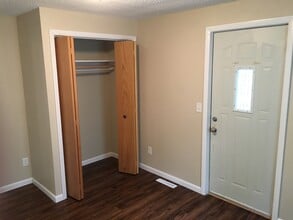 213 1st Ave E in West Fargo, ND - Foto de edificio - Building Photo