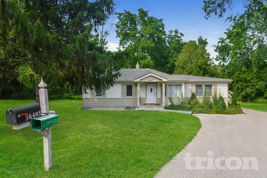 36493 N Hawthorne Ln in Ingleside, IL - Building Photo