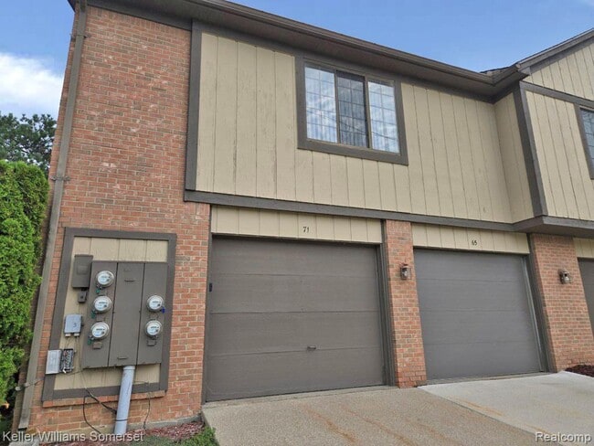71 Meadow Wood Dr in Rochester Hills, MI - Foto de edificio - Building Photo