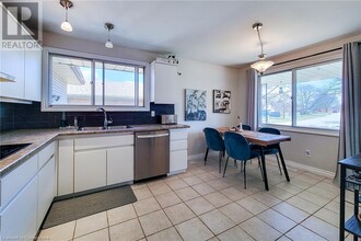25 Buckingham St in Brantford, ON - Building Photo - Building Photo