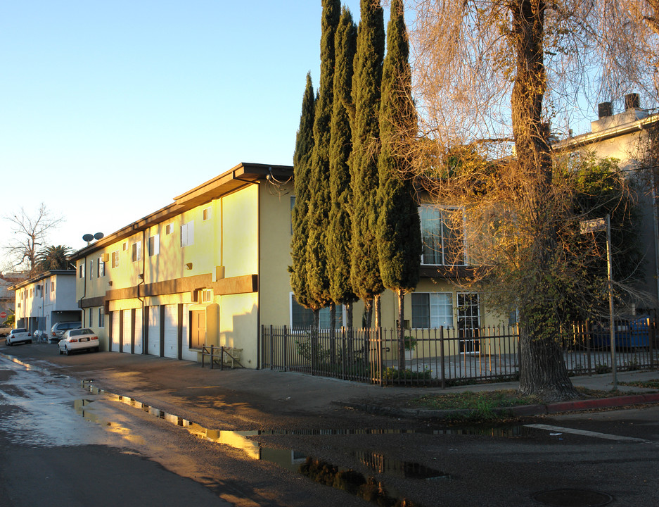 11004 Otsego St in North Hollywood, CA - Building Photo