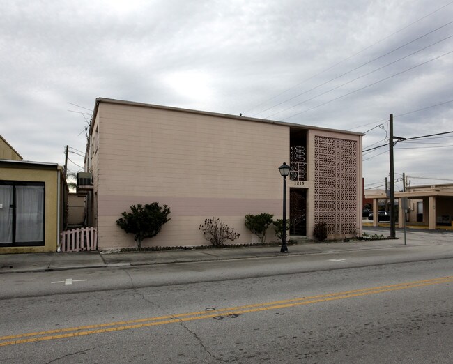 1215 10th St in St. Cloud, FL - Foto de edificio - Building Photo