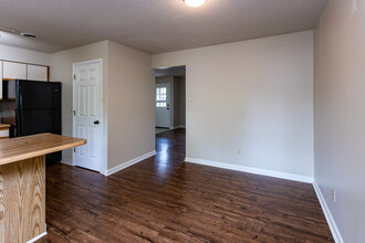 Twin Oaks Apartments in Bristol, TN - Building Photo - Interior Photo