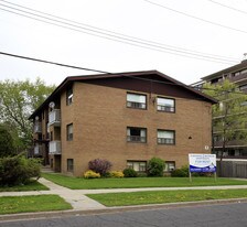 16 Hotspur Rd in Toronto, ON - Building Photo