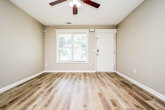 5792 Castlebrook Dr in Douglasville, GA - Foto de edificio - Building Photo