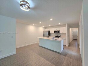 6001 Woods Edge Cir in Riviera Beach, FL - Building Photo - Building Photo