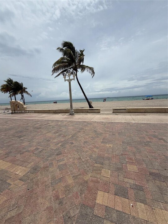 2600 N Surf Rd in Hollywood, FL - Building Photo
