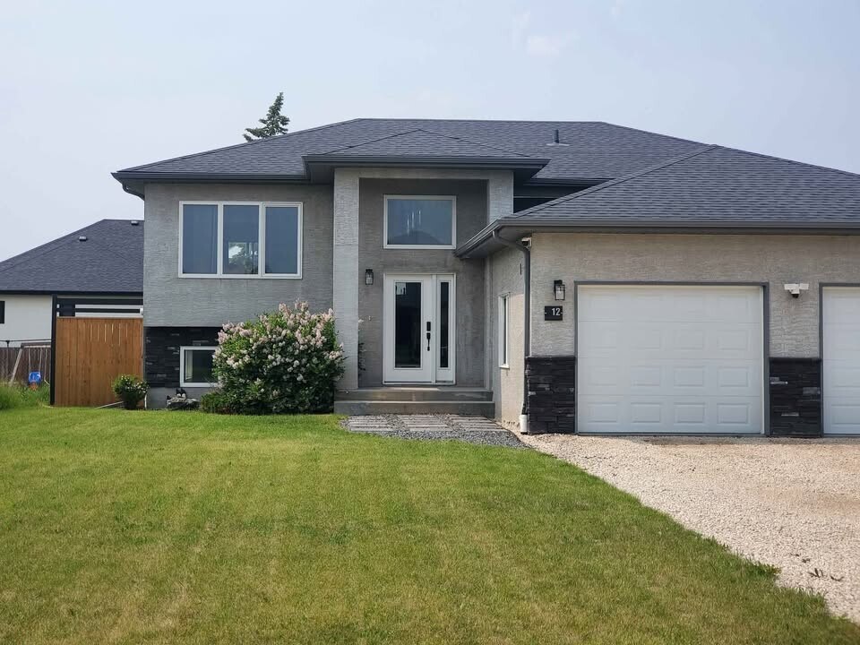 12 Arthur Fiola Pl in Ste Anne, MB - Building Photo