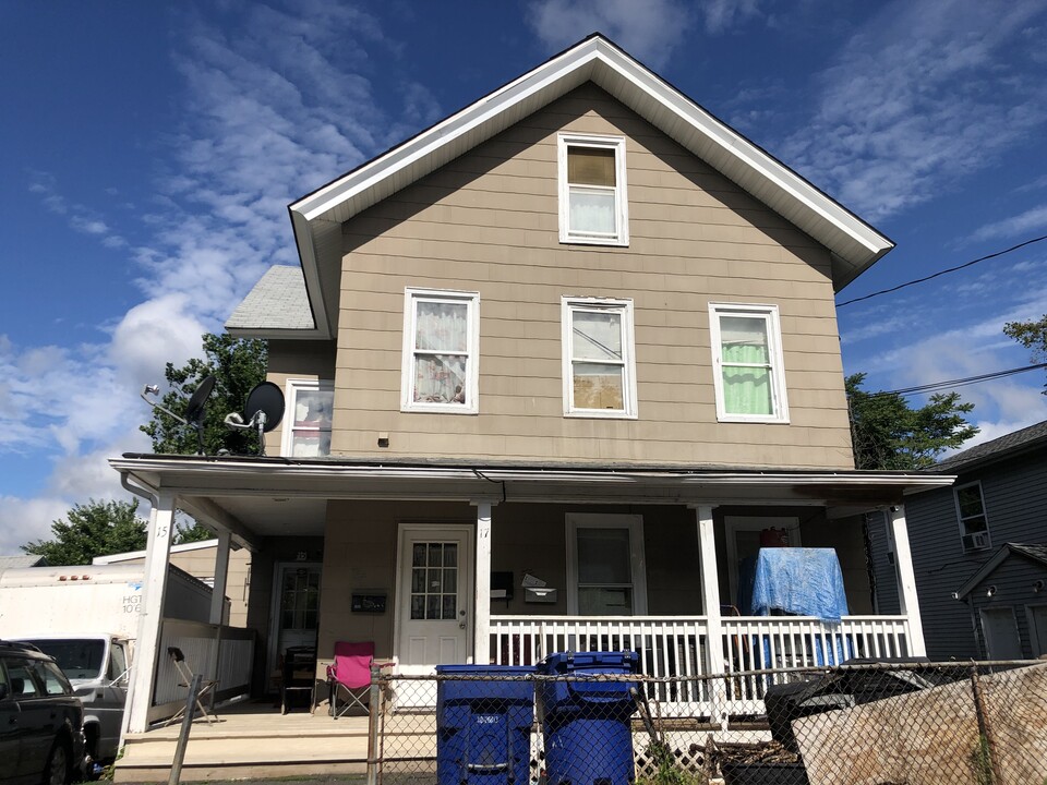 15 Hickory St in Waterbury, CT - Building Photo