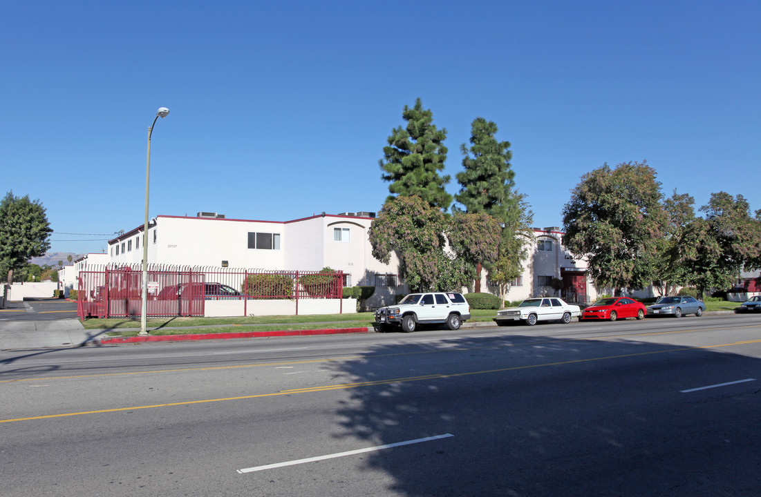 Casa De Canoga Apartments in Winnetka, CA - Building Photo