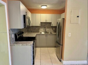 6471 SW 27th St in Miramar, FL - Foto de edificio - Building Photo