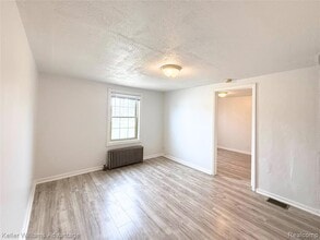 29222 Grand River Ave in Farmington Hills, MI - Building Photo - Building Photo