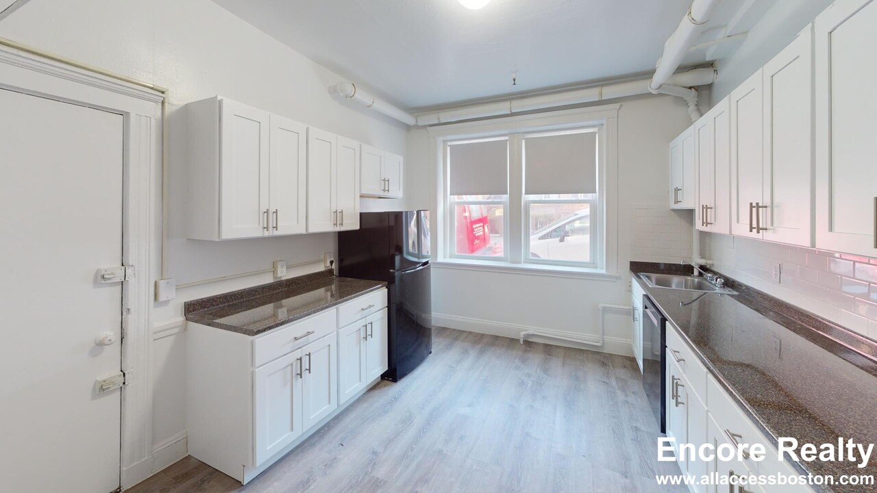 31 Claymoss Rd, Unit 4 in Boston, MA - Building Photo