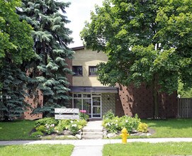 46 Three Valleys Dr in Toronto, ON - Building Photo - Building Photo