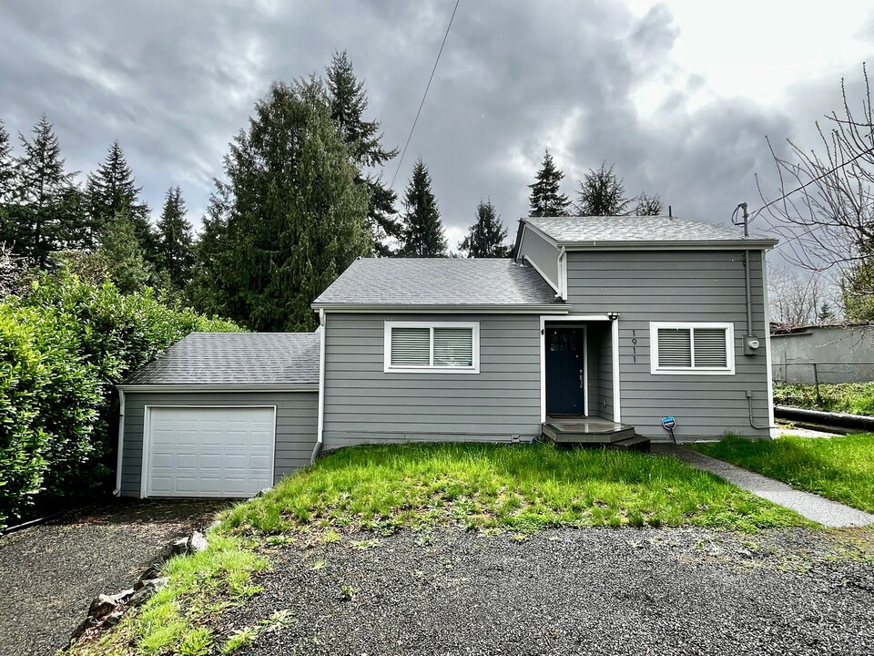 1911 NE Sylvan Way in Bremerton, WA - Foto de edificio