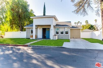 16001 Wyandotte St in Los Angeles, CA - Building Photo - Building Photo