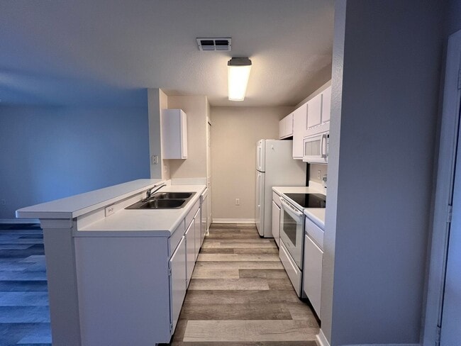 5451 Vineland Rd in Orlando, FL - Building Photo - Building Photo