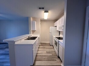 5451 Vineland Rd in Orlando, FL - Building Photo - Building Photo