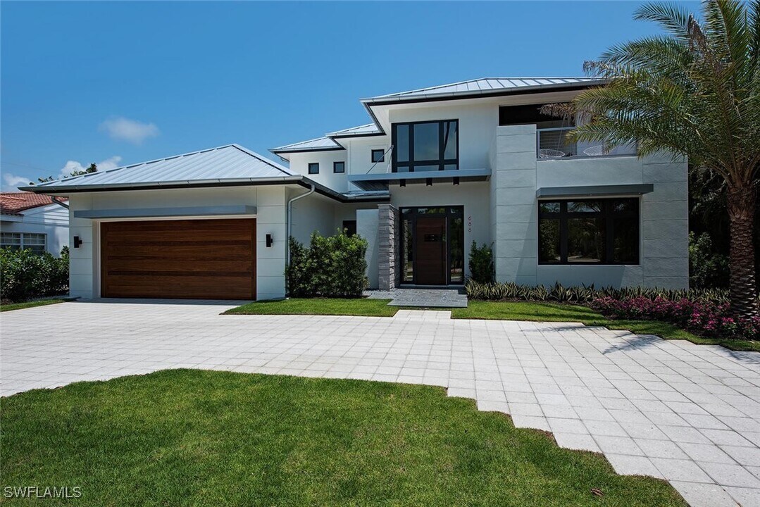 688 3rd St N in Naples, FL - Foto de edificio