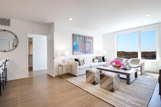 333 Warner Ave in North Hempstead, NY - Foto de edificio - Building Photo