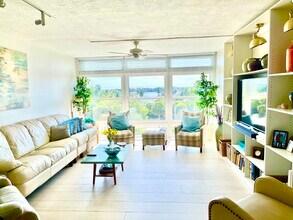 2333 Indian River Blvd, Unit Riverview in Vero Beach, FL - Foto de edificio - Building Photo