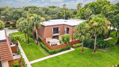 2402 24th Ct in Jupiter, FL - Foto de edificio - Building Photo