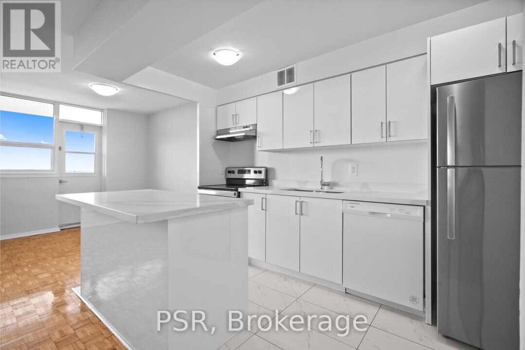 111-2111 Raglan Ave in Toronto, ON - Building Photo