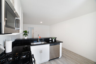 G Street Apartments in Bakersfield, CA - Building Photo - Interior Photo