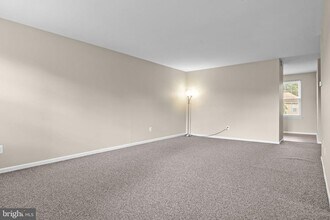 560B Thrush Ct in Yardley, PA - Building Photo - Building Photo