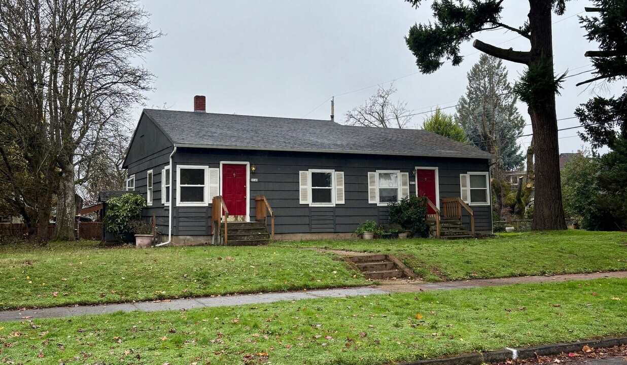 9848-9850-9850 N Willamette Blvd in Portland, OR - Building Photo