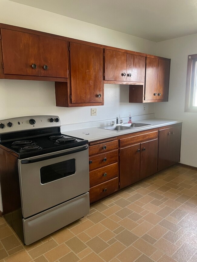5812 SW 12th St in Des Moines, IA - Building Photo - Building Photo