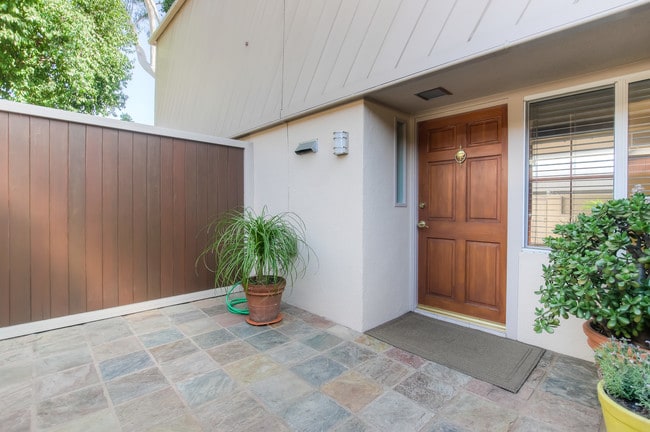 277 S Church Ln in Los Angeles, CA - Building Photo - Building Photo