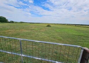 1229 Co Rd 420 in Thorndale, TX - Building Photo - Building Photo