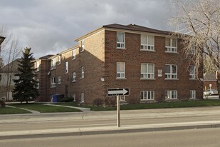 330 Lakeshore Rd W in Mississauga, ON - Building Photo