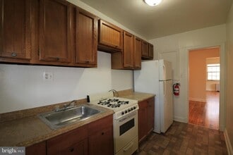 4482 MacArthur Blvd NW in Washington, DC - Building Photo - Building Photo