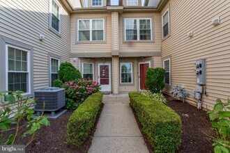 605 Julian Dr E in Warminster, PA - Building Photo - Building Photo