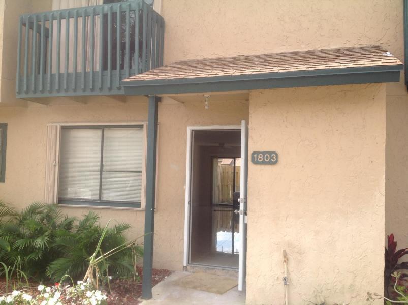 1803 Wharf Ln in Greenacres, FL - Foto de edificio