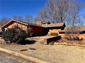 2376 E Polk Dr in Fayetteville, AR - Building Photo