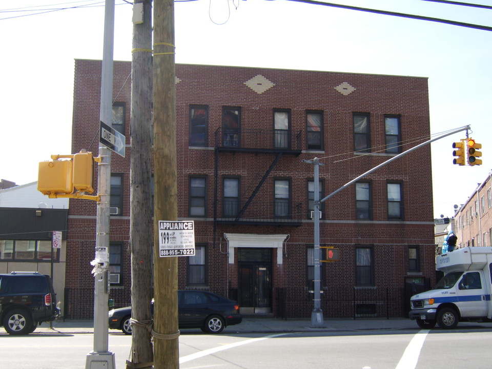 29-10 Astoria Blvd in Long Island City, NY - Building Photo