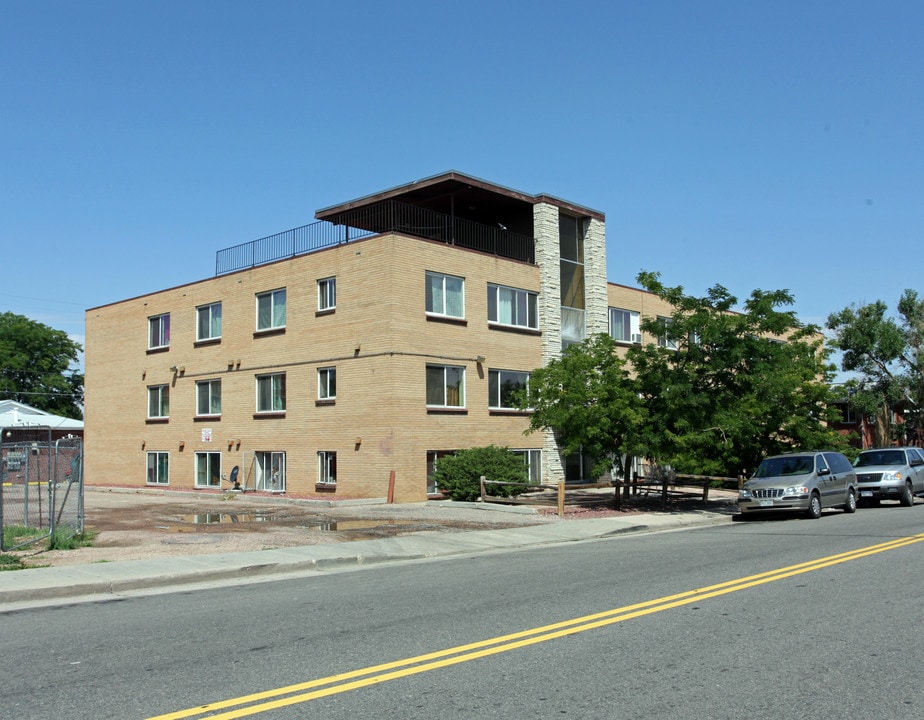 1565 Moline St in Aurora, CO - Foto de edificio