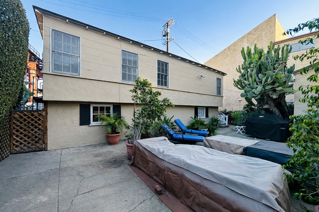 10474 Eastborne Ave in Los Angeles, CA - Building Photo - Building Photo