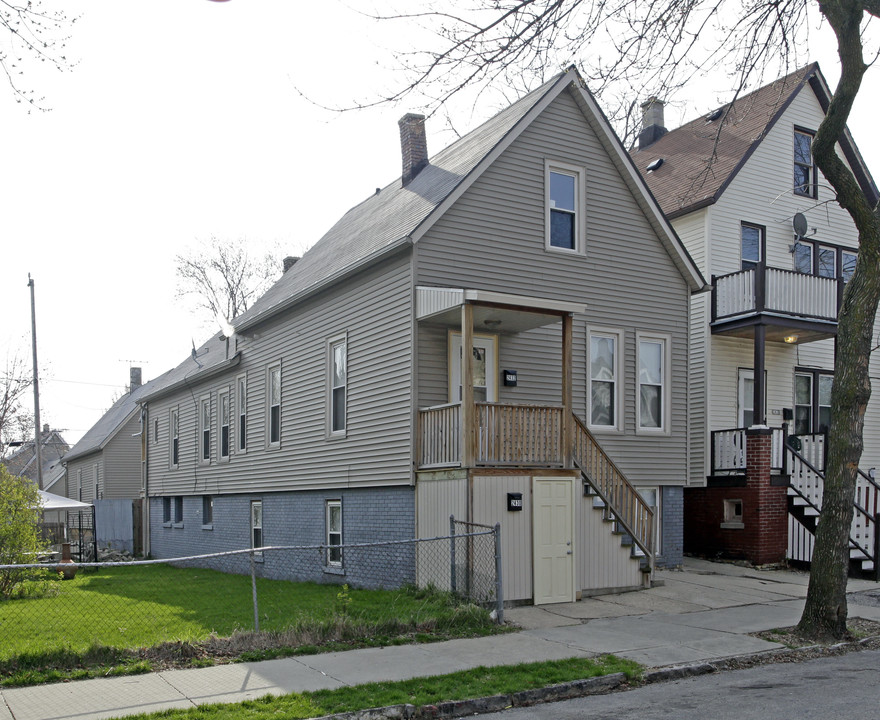 2430 N Dousman St in Milwaukee, WI - Foto de edificio