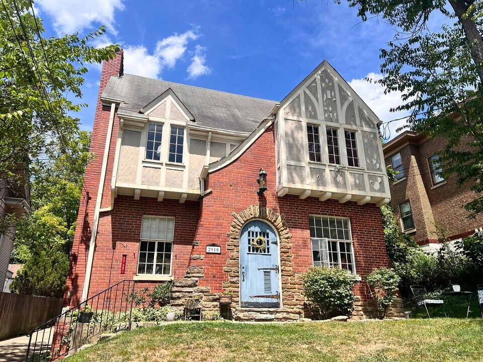 2910 Erie Ave in Cincinnati, OH - Building Photo