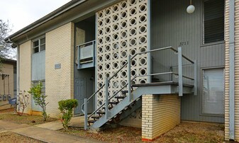 Chateau Apartments in Montgomery, AL - Building Photo