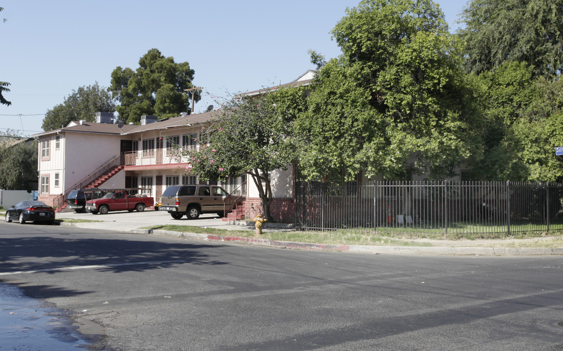 6951 Simpson Ave in North Hollywood, CA - Building Photo