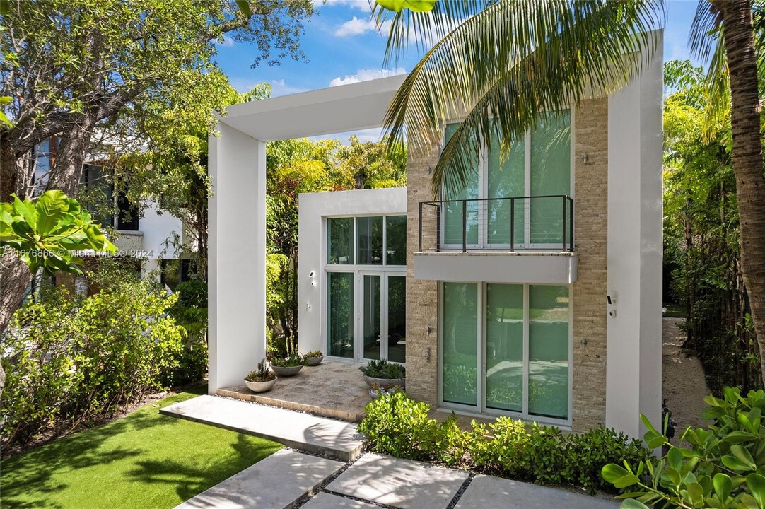 335 W 46th St in Miami Beach, FL - Building Photo