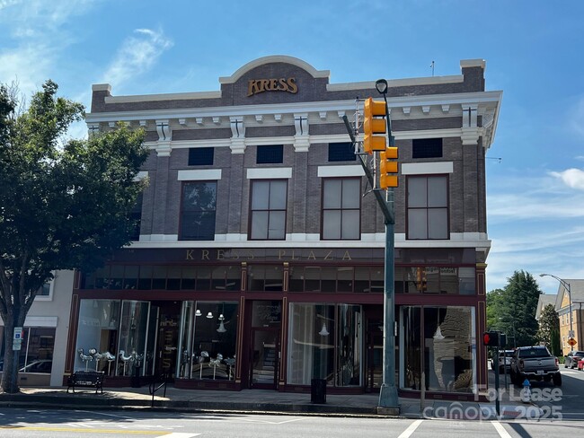 300 S Main St in Salisbury, NC - Foto de edificio - Building Photo